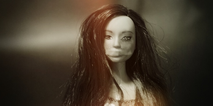 Muñeca con la boca tapada