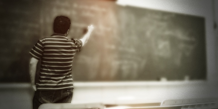 Profesor en la pizarra