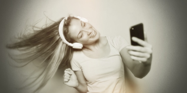 Chica escuchando música