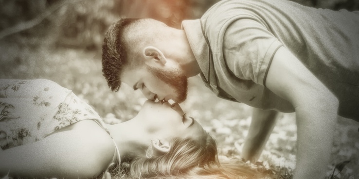 Una pareja besandose