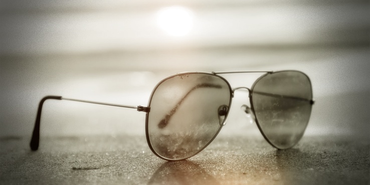 Gafas en una playa