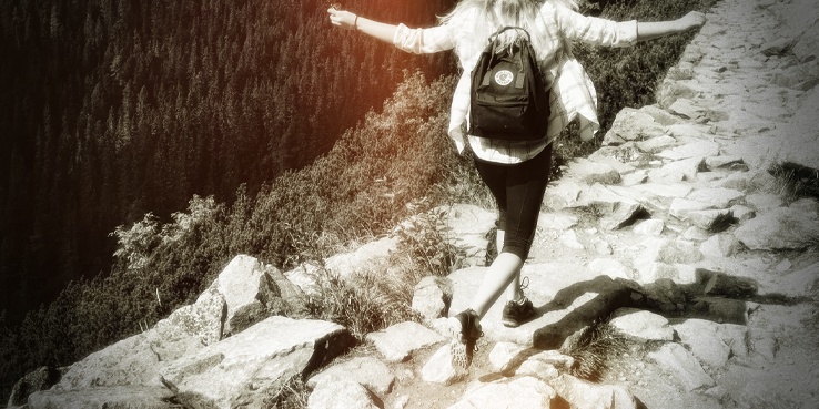 Chica en camino de piedras